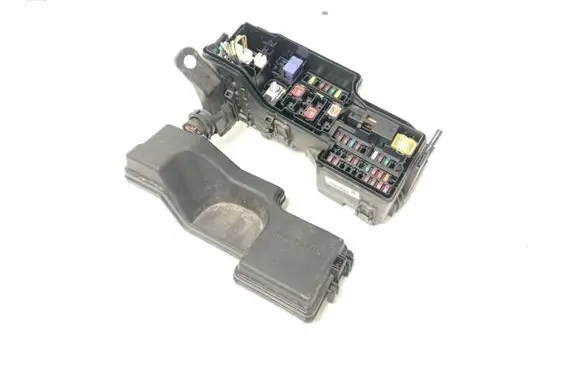 Toyota Aygo AB40 Fuse module 821110HP50A