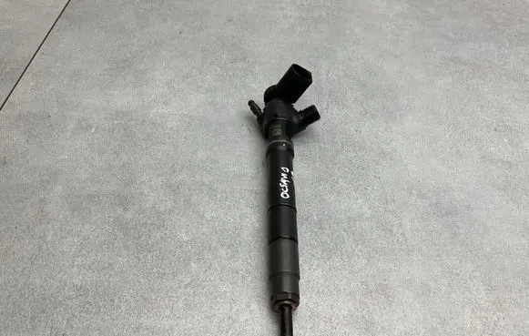 Skoda Octavia Mk3 (5E) Fuel injector 04L130277D