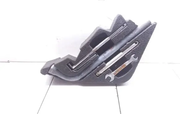Volkswagen Touareg I Tool set 7L0012113
