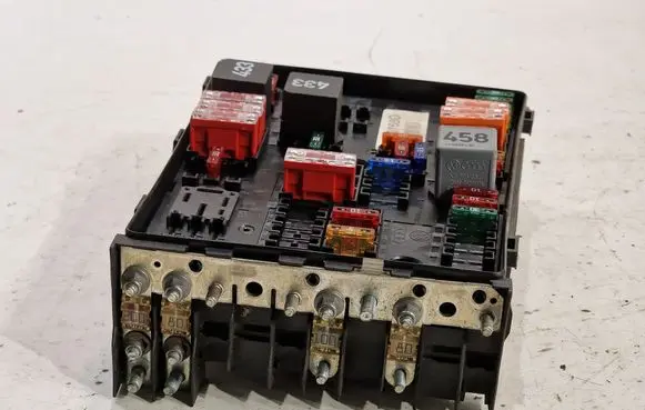 Volkswagen Golf V Fuse module 1K0937124K
