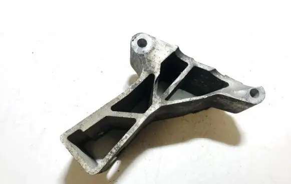 Volvo XC90 Engine mounting bracket