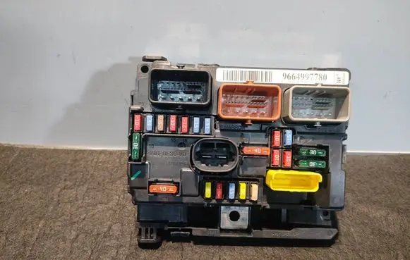 Peugeot 207 Fuse module 9664997780