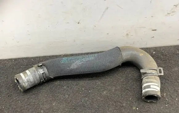 Audi Q7 4L Engine coolant pipe/hose 059121073E