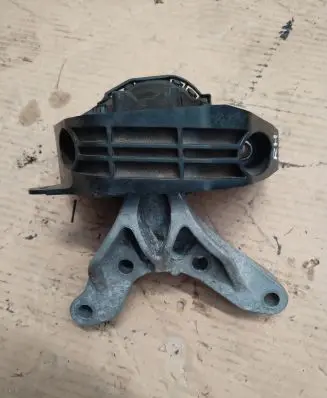 Peugeot 3008 II Engine mount bracket
