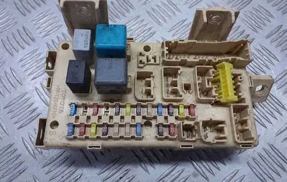 Toyota Avensis T250 Fuse box cover 82614-CA010-F