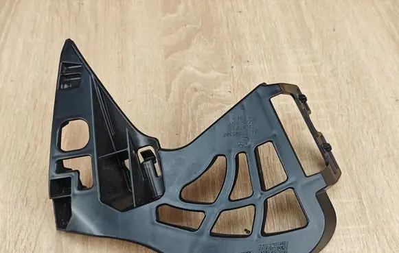 BMW 5 G30 G31 G38 Front bumper mounting bracket 7385347
