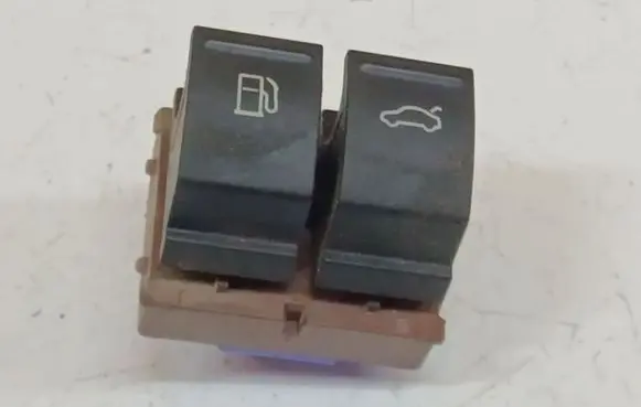 Volkswagen PASSAT B6 Fuel tank opening switch