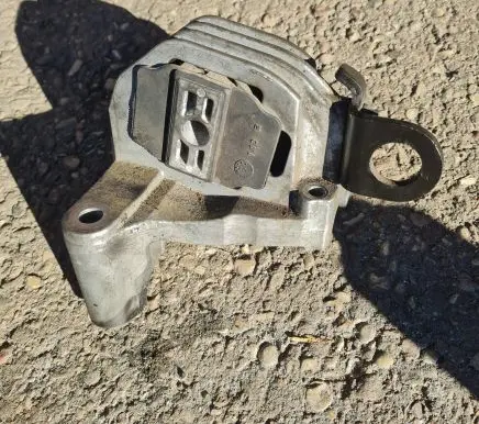 Volvo XC90 Engine mount bracket 30741583