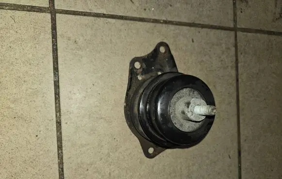 Skoda Yeti (5L) Engine mount bracket 6Q0199262BF