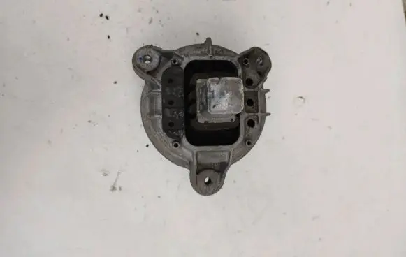 BMW 5 F10 F11 Engine mount bracket 6868301 150914 E062014