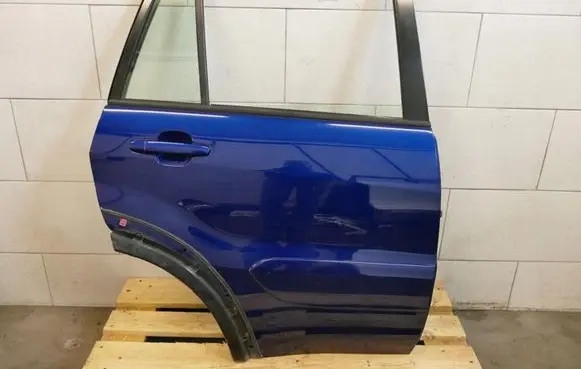 Toyota RAV 4 (XA20) Rear door 8M6