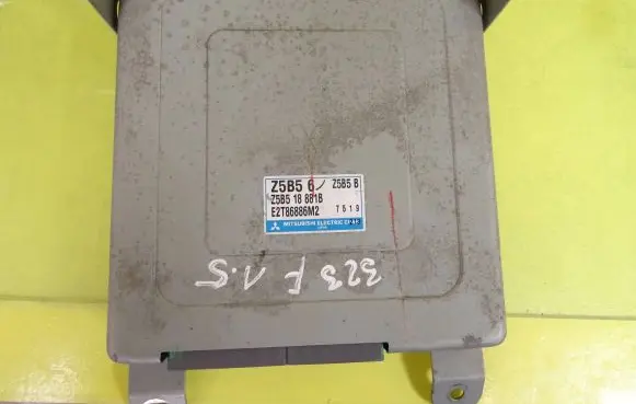 Mazda 323 F Engine control unit/module E2T86886M2