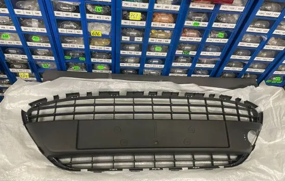 Ford Fiesta Front bumper upper radiator grill 8A6117B968A