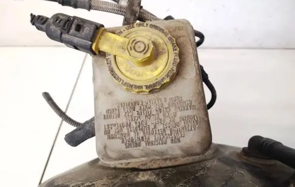 Audi A3 S3 8L Brake fluid reservoir 