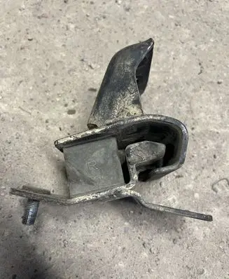 Mitsubishi Pajero Gearbox mount MR198012