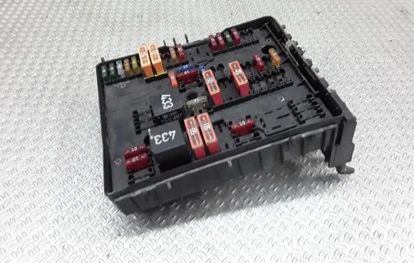 Volkswagen Touran I Fuse module 1K0937124H