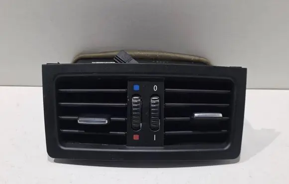 BMW 5 E60 E61 Rear air vent grill 7129556