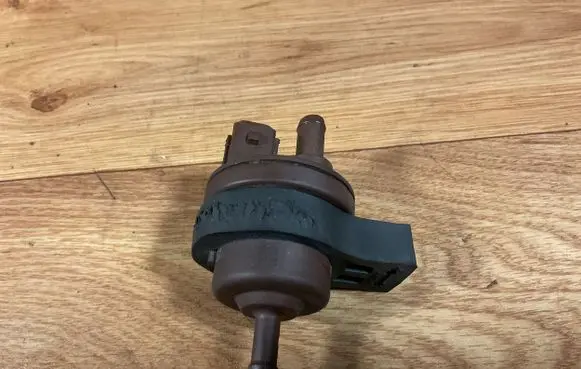 Citroen C4 I Vacuum valve 2580008