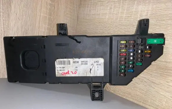 Opel Signum Fuse module 13181984 051390 8238