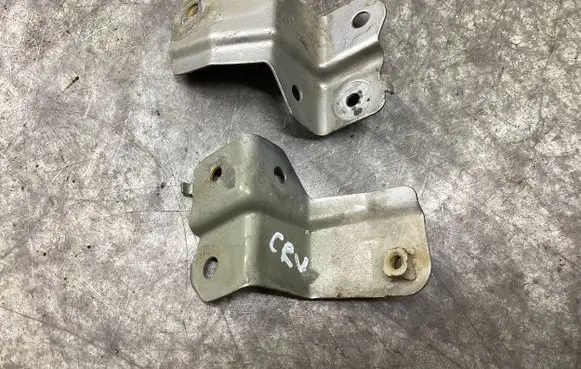 Honda CR-V Fender mounting bracket