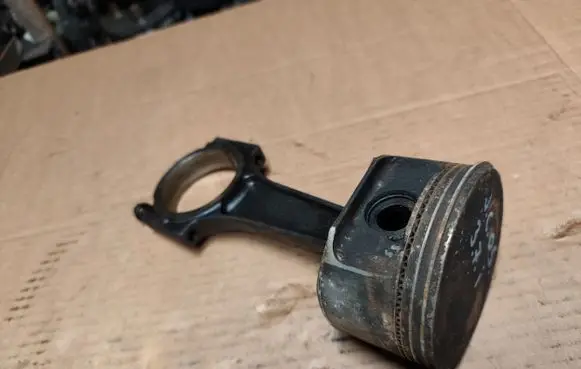 Jeep Cherokee III KJ Piston with connecting rod