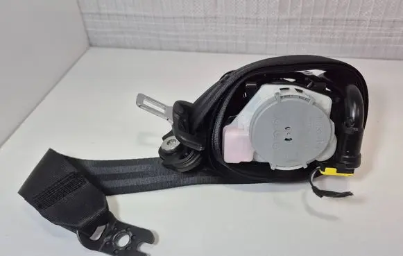 Skoda Octavia Mk3 (5E) Front seatbelt 5E0857702 0589p1000220 000220
