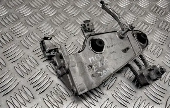 Mercedes-Benz E W212 Air filter cleaner box bracket assembly A6510900041