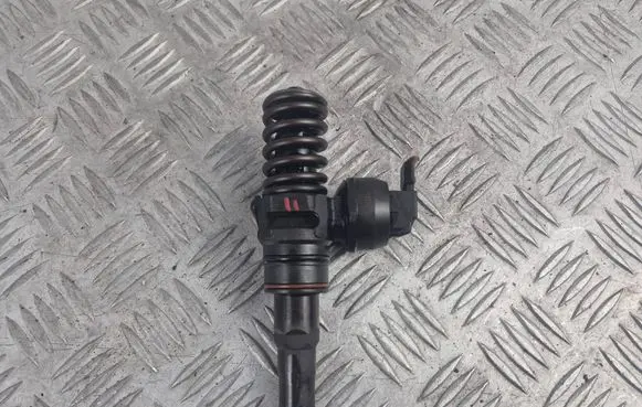 Volkswagen PASSAT B5.5 Fuel injector 038130073AJ