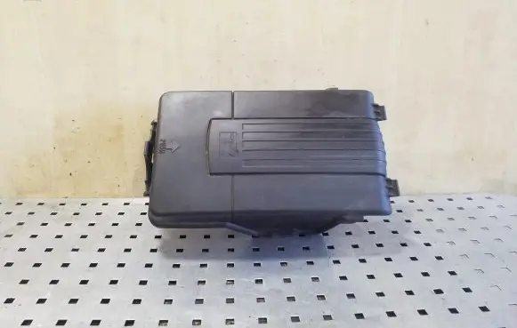 Audi A3 S3 8P Battery box tray cover/lid 3C0915443A