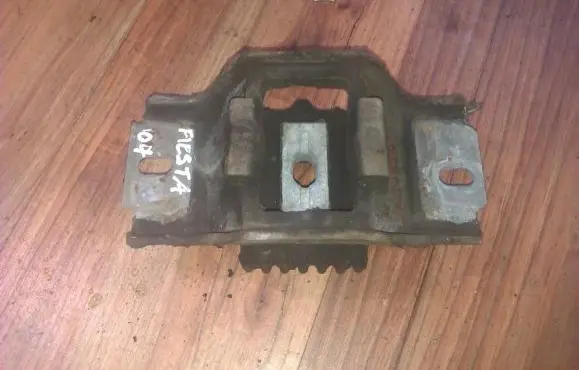 Ford Fiesta Engine mount bracket 5s617m121aa