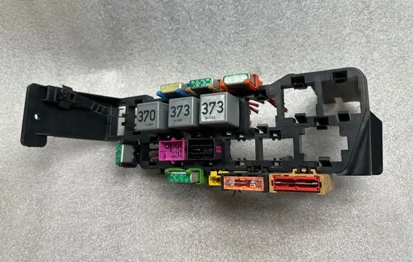 Volkswagen PASSAT B5.5 Relay mounting block 8d1937545