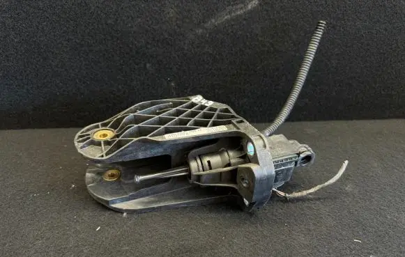 Volkswagen Touran I Clutch pedal 1T1721059BL