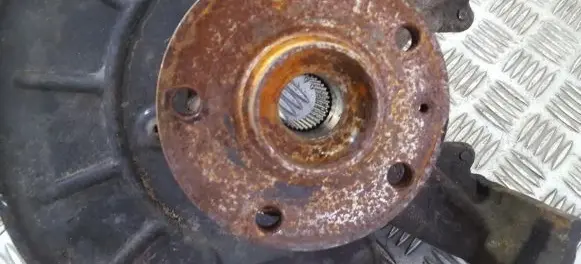 Volkswagen Golf V Front wheel hub