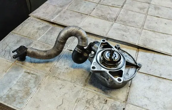 Audi A4 S4 B6 8E 8H Vacuum pump