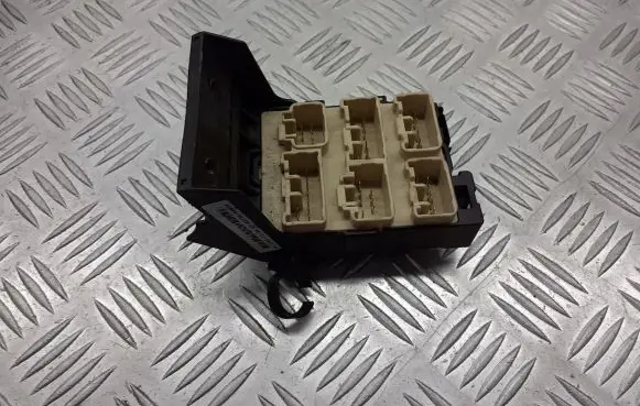 Toyota Avensis Verso Fuse box cover 82734-05030