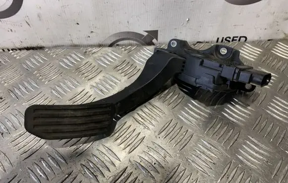 Accelerator throttle pedal