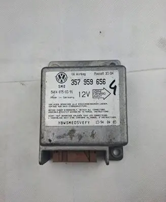 Volkswagen PASSAT B4 Airbag control unit/module 357959656 5WK40758391