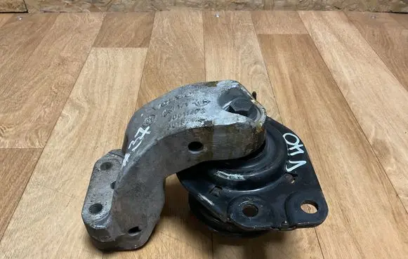 Volvo S40, V40 Engine mounting bracket 30611472