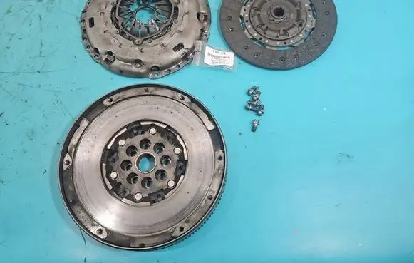 Opel Astra J Dual mass flywheel 415047510 IMPRK1556173