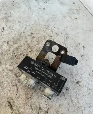 Volkswagen Polo Coolant fan relay 1J0919506M