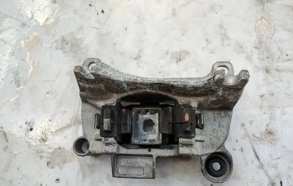 Renault Megane III Gearbox mounting bracket 