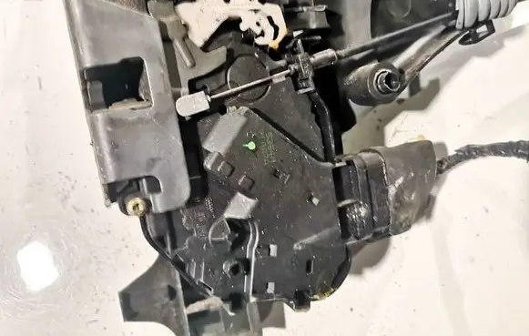 Volvo S40 Front door lock 