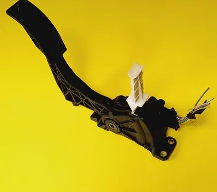Accelerator throttle pedal