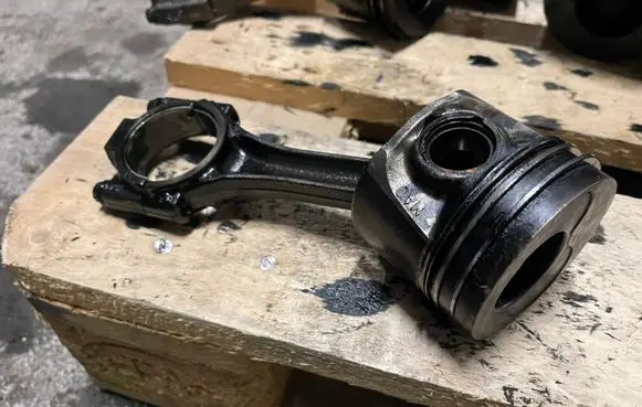 Volkswagen Touran I Piston with connecting rod