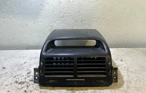 Suzuki Grand Vitara II Dash center air vent grill 7382165J0