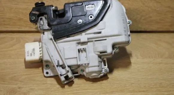 Audi A4 S4 B7 8E 8H Front door lock 8E1837015AA
