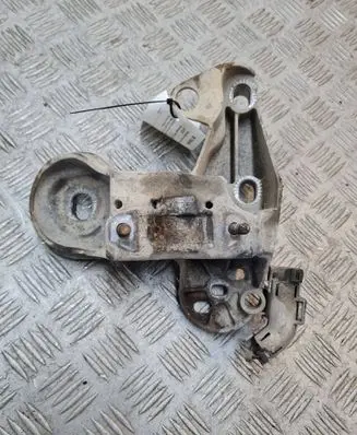 Volkswagen PASSAT B5 Engine mounting bracket 