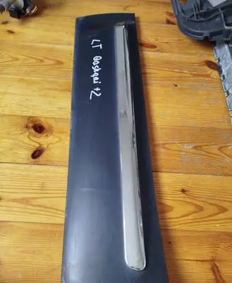 Nissan Qashqai+2 Rear door trim (molding) 82871