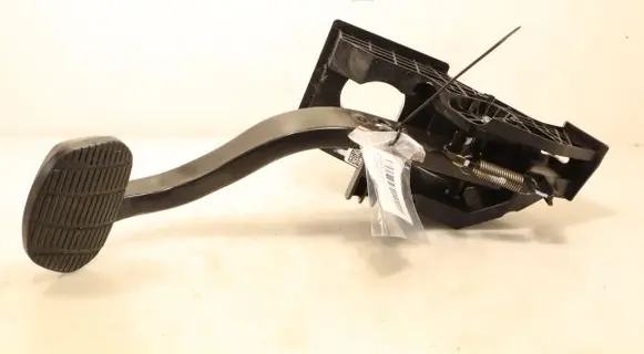 BMW 2 F45 Clutch pedal 81007132-D