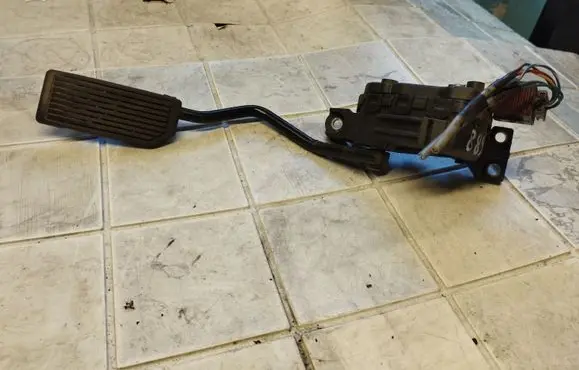 Nissan Almera N16 Accelerator throttle pedal 18002AU410 6PV00862001